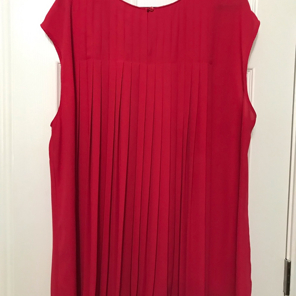 Sejour red top with pleated back